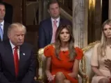 Trump en una entrevista en el veterano 60 Minutes junto a sus dos hijos (detrás), su mujer Melania Trump y su hija Ivanka Trump.