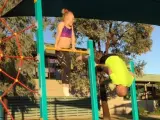 Un padre intenta imitar a su hija gimnasta de nueve a&ntilde;os.