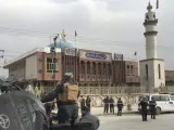 Agentes de seguridad hacen guardia ante la mezquita chiíta Baqir-ul-Olom tras un atentado suicida en Kabul (Afganistán).