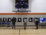 Votantes ejercen su derecho al voto en un colegio electoral instalado en el Centro de Recreo La Familia en Denver, Colorado (EE UU).