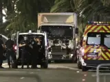 Policías permanecen junto al camión que arremetió contra una multitud que presenciaba los fuegos artificiales en Niza, durante la celebración de la Fiesta Nacional francesa.