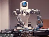 Instante en el que el robot aprende de DJ Yoda.