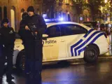 Agentes de Policía belga patrullan en las calles del barrio bruselense de Molenbeek, en Bélgica, en una operación relacionada con el terrorismo yihadista.