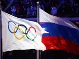 Imagen de archivo de la bandera olímpica (izquierda), ondeando junto a la bandera rusa.