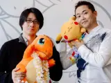 Los desarrolladores de Game Freak (la compa&ntilde;&iacute;a que hace los juegos de 'Pok&eacute;mon) Shigeru Ohmori y Junichi Masuda posan con peluches de Charmander y Pikachu.