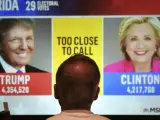 Un hombre observa una pantalla durante el recuento electoral entre Trump y Clinto en las elecciones de EE UU de noviembre.