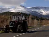 Tractor circula por una carretera alavesa