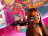 Una ni&ntilde;a jugando con una Barbie que vuela sobre un dron.