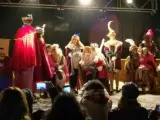 Los Reyes Magos de la cabalgata de Carabanchel, recibiendo las cartas de los niños.
