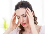 Una mujer con dolor de cabeza.