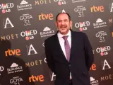 El actor Karra Elejalde bromea con los fotógrafos durante el posado a su llegada a la gala de los Premios Goya 2017.