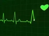 Imagen de un corazón junto a un electrocardiograma.