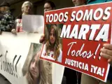 Un manifestante porta un cartel pidiendo justicia en el caso de Marta del Castillo.