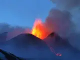 El volcán Etna escupe lava durante una erupción, en Sicilia, Italia. El monte Etna es el volcán más alto y activo de Europa.