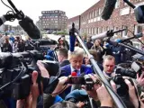 El líder del ultraderechista Partido de la Libertad, Geert Wilders, rodeado de periodistas a su llegada a un colegio electoral para ejercer su derecho al voto en las elecciones parlamentarias, en La Haya (Holanda).