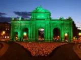 La Puerta de Alcal&aacute;, en Madrid, iluminada con luz verde por el D&iacute;a de San Patricio.