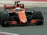 Fernando Alonso, al volante del McLaren MCL32 en los test de Montmel&oacute;.