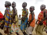 Un grupo de niños turkanos cantan y bailan en un colegio en Kalokutanyang, Turkana, noroeste de Kenia. Aproximadamente la mitad de las familias que viven en la región de Turkana no logran alimentarse más de una vez al día por la grave sequía que azota al Cuerno de África.