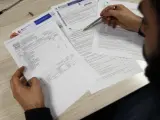 Un joven completa el formulario de la declaración de la renta.
