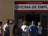 <p>Un grupo de personas hace cola ante una oficina de empleo.</p>