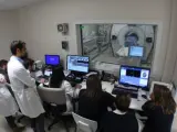 Doctores del HM Hospitales de M&oacute;stoles (Madrid) vigilan un tratamiento con Ultrasonido Focalizado de Alta Intensidad (HIFU).