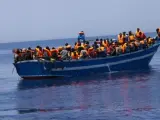 <p>Barco con inmigrantes rescatados por MSF en el Mediterráneo.</p>