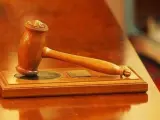 Una imagen de un mazo en una sala de un tribunal.