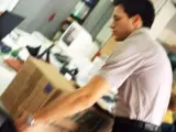 Un trabajador recoge sus pertenencias en un despacho.