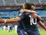 Mathieu Valbuena abraza a Karim Benzema tras notar el delantero uno de sus goles ante Honduras.