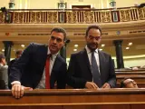 <p>Pedro Sánchez y Antonio Hernando, durante una sesión en el Congreso de los Diputados.c</p>