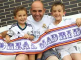 Jes&uacute;s, gran aficionado del Real Madrid, con sus dos hijos, Jorge y V&iacute;ctor.