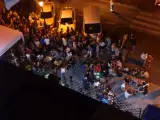 Personas haciendo botellón en el exterior de un local de copas en la Zona Cedro de València.