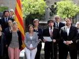 El presidente de la Generalitat, Carles Puigdemont (c), ha anunciado que piensa convocar para el próximo 1 de octubre, sin el aval del Gobierno del Estado, un referéndum sobre la independencia de Cataluña, con la pregunta: "¿Quiere que Cataluña sea un Estado independiente en forma de república?"
