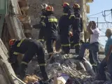 Bomberos buscan supervivientes tras el derrumbe de una casa en la ciudad de Vrisa tras un terremoto de 6,1 Richter en la isla de Lesbos.
