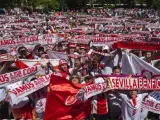Aficionados del Sevilla cantan el himno del club en el punto de reunión en Turín (Italia), antes de la final de la Liga Europa.