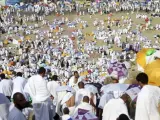 Una multitud de peregrinos musulmanes descansan o rezan en el monte Arafat, o Monte de la Piedad, en el segundo día del hach o peregrinación islámica en Mina, cerca de La Meca (Arabia Saudí).