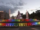 La Fuente de Cibeles iluminada con los colores del arco&iacute;ris, con motivo del inicio de la World Pride 2017.