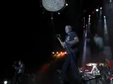 El cantante de la banda de hard rock Deep Purple, Ian Gillan, durante el concierto que ofrecieron el lunes 3 de juliio en el WiZink Center de Madrid. Al fondo, el bajista Roger Glove y el bater&iacute;a Ian Paice.