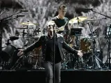 La banda irlandesa U2, con su l&iacute;der y cantante Bono, durante su actuaci&oacute;n en el Estadio Ol&iacute;mpico de Barcelona, en el &uacute;nico concierto en Espa&ntilde;a de su gira mundial 'U2: The Joshua Tree Tour 2017'.