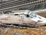 Imagen de la parte delantera del tren accidentado en Angrois (Santiago de Compostela).