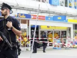 La policía monta guardia frente a un supermercado en Hamburgo (Alemania) en donde un hombre ha atacado a cuchilladas a varias personas.