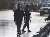 La policía de Afganistán acordona la zona tras el atentado en Kabul.