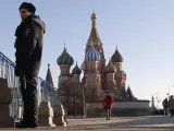 Un policía ruso hace guardia en la Plaza Roja en Moscú (Rusia).