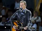 Bruce Springsteen actua en un concierto gratuito en la plaza del Ayuntamiento de Oslo, Noruega, dentro de los actos de homenaje a las víctimas del atentado de Utoya.