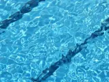 Imagen del agua de una piscina.