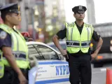Policías neoyorquinos efectúan un control policial en Broadway, Nueva York, Estados Unidos. El Departamento de Policía de Nueva York ha desplegado recursos adicionales en la ciudad después de que se haya recibido una amenaza terrorista "creíble" pero "no confirmada" a dos días de cumplirse el décimo aniversario de los atentados, afirmó en rueda de prensa el alcalde de Nueva York, Michael Bloomberg.