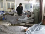 Heridos reciben cuidados médicos en el hospital militar de Kabul (Afganistán).