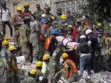 Brigadistas y voluntarios trabajan entre los escombros de los edificios colapsados durante un sismo de magnitud 7,1 en la escala de Richter, en Ciudad de México (México).