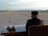 El líder norcoreano, Kim Jong-un, observa el lanzamiento de un misil de prueba, en una fotografía sin fechar facilitada por la agencia oficial de noticias de Corea del Norte.
