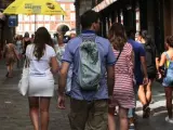 Turistas paseando por las calles de Madrid